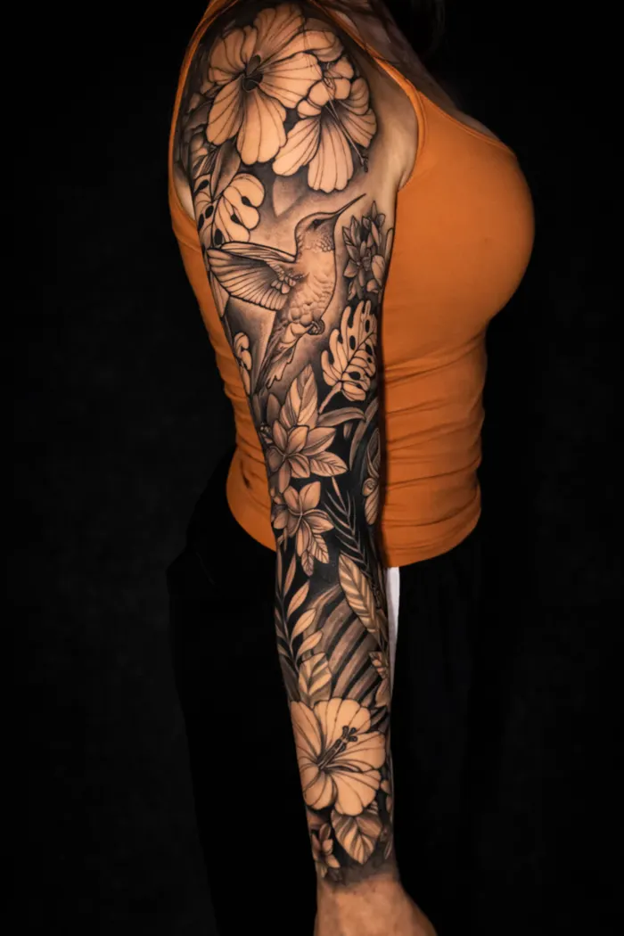 Braço fechado floral com beija-flor em black and grey