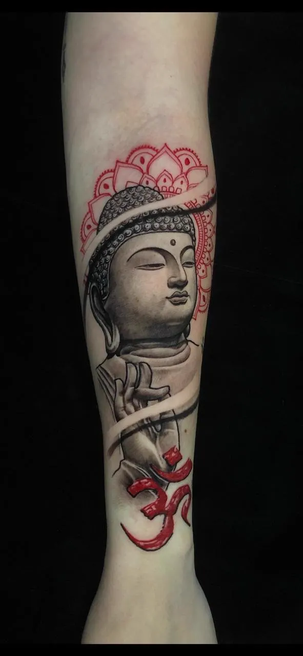 Buda em black and grey no antebraço com mandala